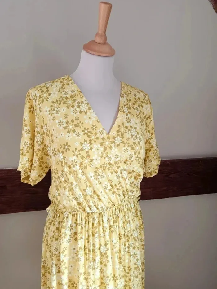 Robe jaune cache coeur fleurie - photo numéro 4