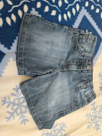 Short en jean pour enfant 👖 En très bon état, peu porté, taille 5 ans. Pratique et confortable pour
