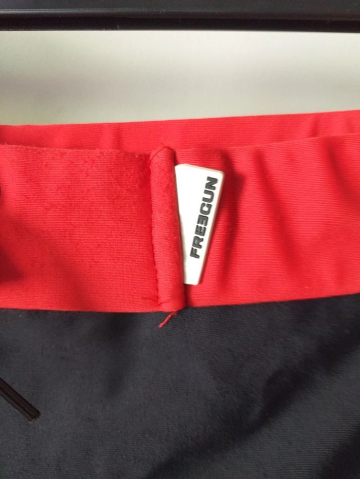 Maillot de bain noir et rouge - photo numéro 3