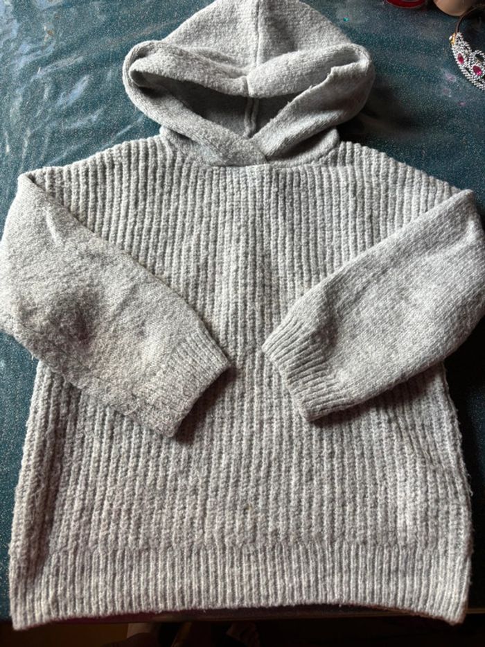 Pull à capuche t 6-7 ans