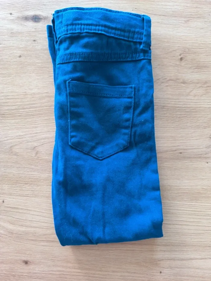Pantalon fille , taille 5 ans , réglable , excellent état