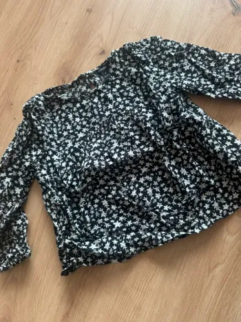 Blouse fleurie noir et blanche kiabi 4ans
