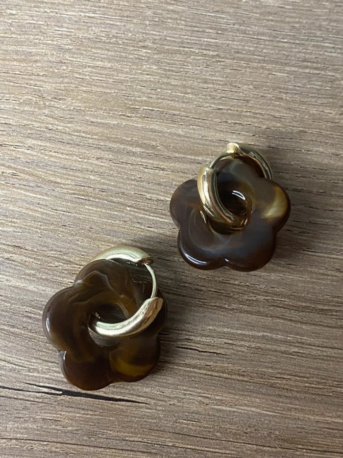 Paire de boucles d'oreilles créoles tendances fleurs - photo numéro 4