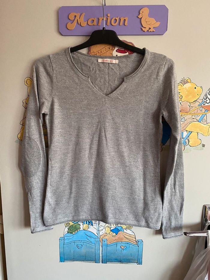Pull gris, taille Xs, marque Camaïeu.