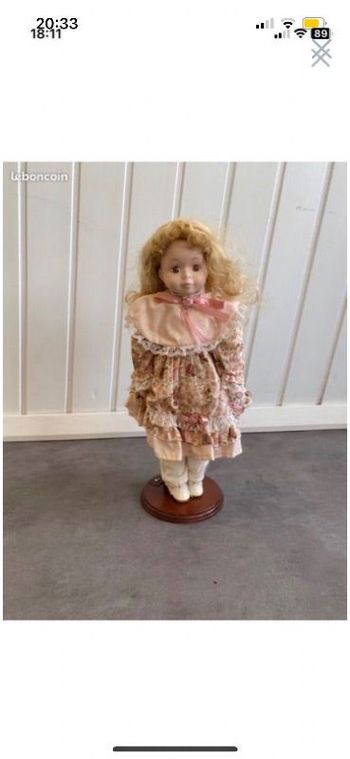 poupée en porcelaine