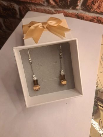 Boucles d'oreilles pendante marron beige blanc et argenté