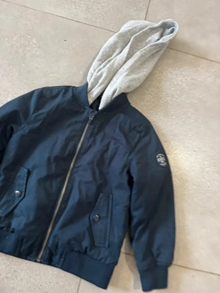 Manteau à capuche 6 ans, très bon état - photo numéro 2