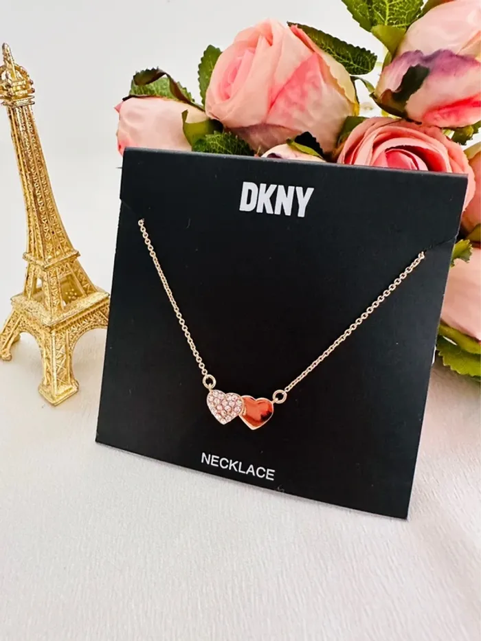 Collier DKNY doré double cœur strass – authentique, raffiné, neuf