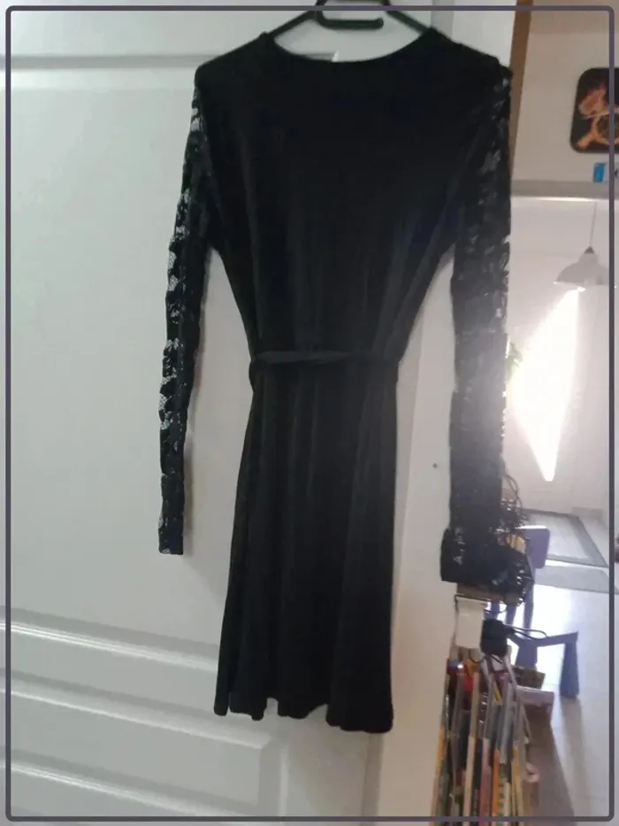 Robe noire, manches dentelle - photo numéro 8