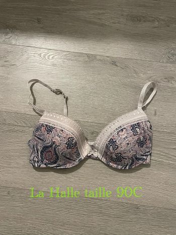 Soutien gorge rose clair à motifs bleu marine à dentelle La Halle taille 90C