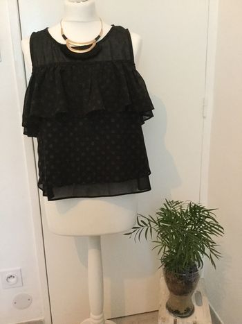 Très jolie blouse noire à volant épaules dénudées