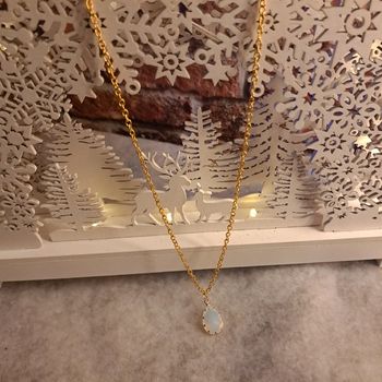 Collier doré avec pendentif blanc translucide et doré