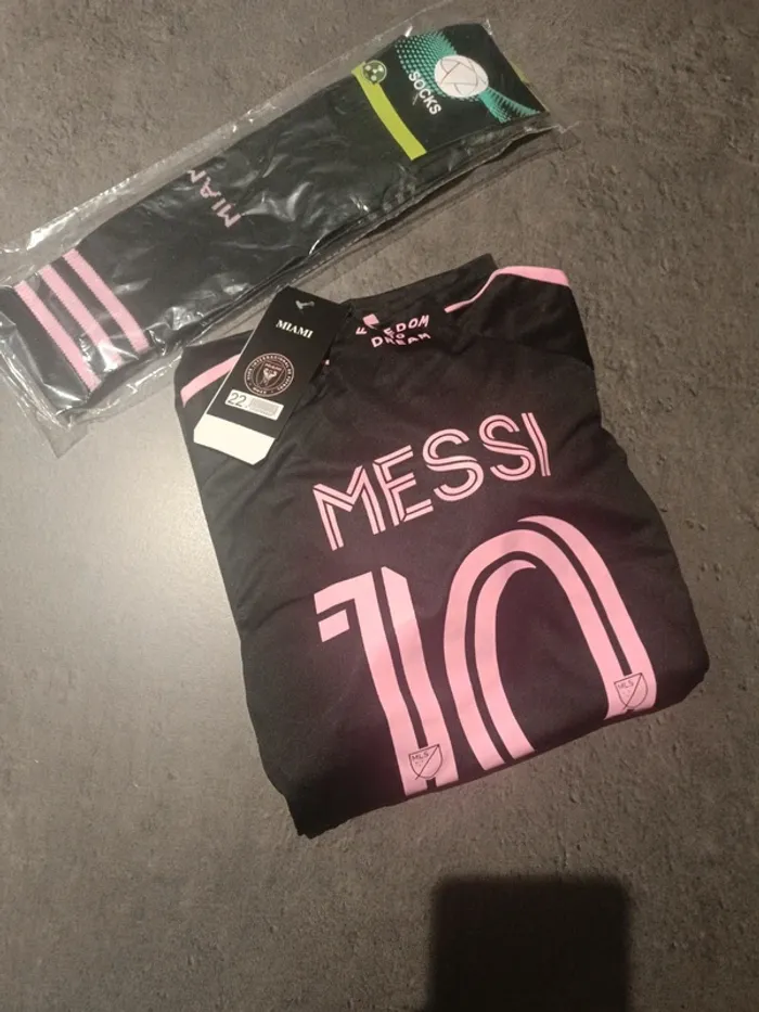 Tenue foot Léo Messi Inter Miami noir/rose t.22 - photo numéro 4