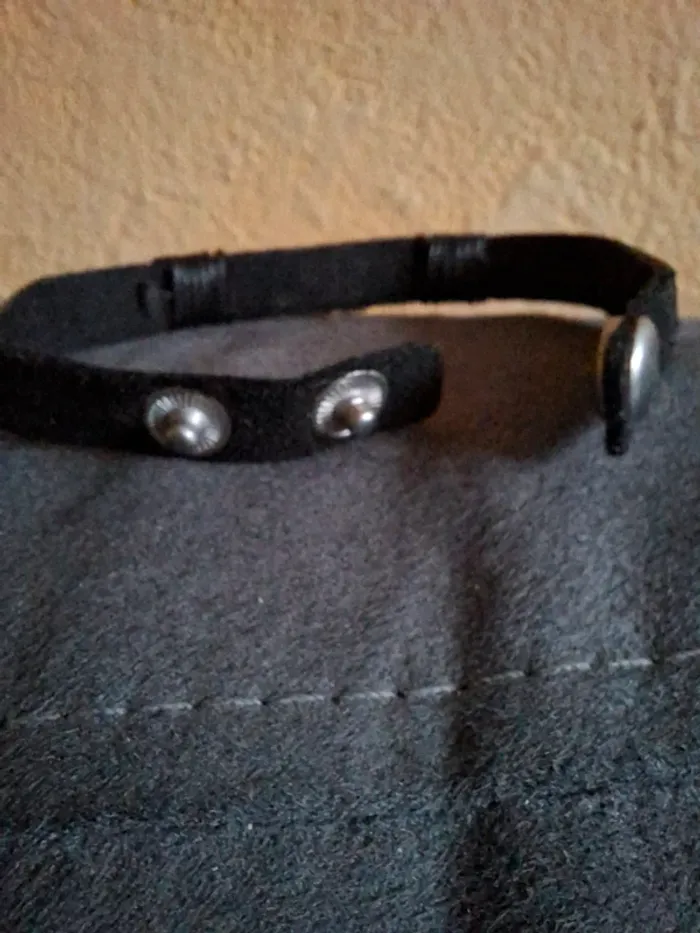 Bracelet en cuir noir avec motif plume argentée - photo numéro 3