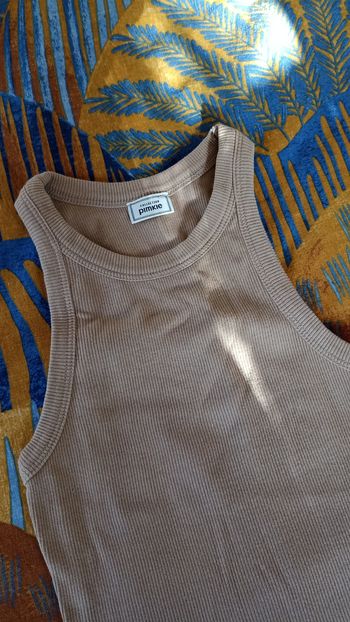 Débardeur échancré en maille côtelée et fluide