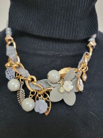 Collier perles fleurs