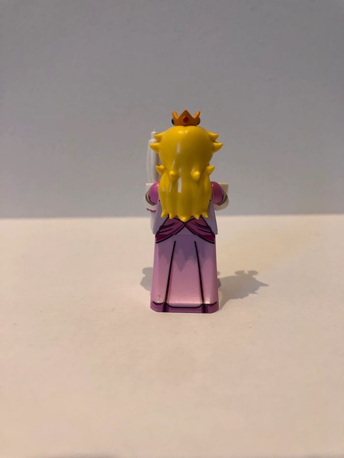 Figurine type lego princesse Peach. Super Mario - photo numéro 3