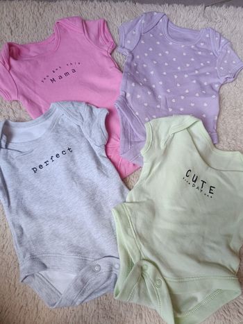Lot 4 bodies bébé naissance Primark très bon état