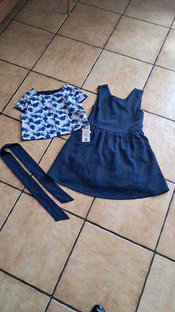 Robe bleu marine 8ans neuve