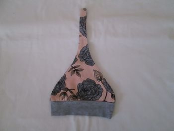 Bonnet rose fleurs grises