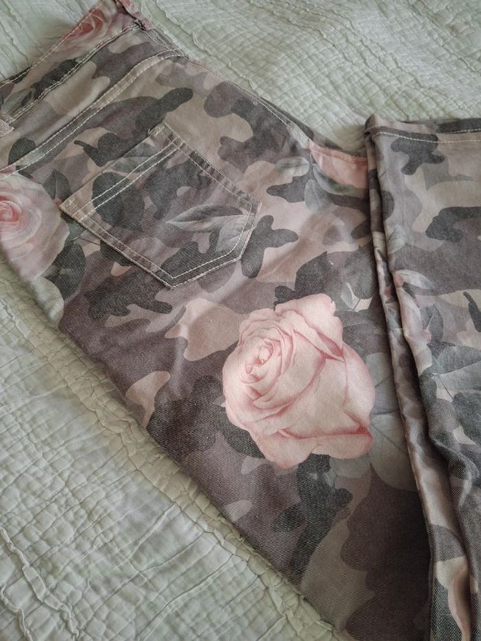 Jean militaire et roses - photo numéro 2