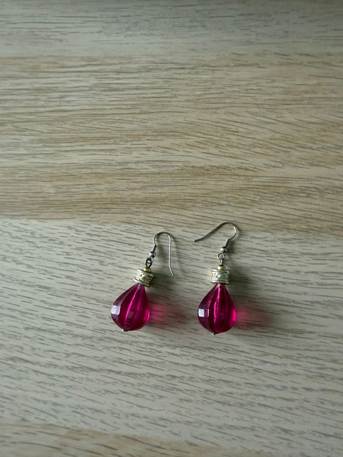 Boucles d'oreilles pendantes fushia - photo numéro 3