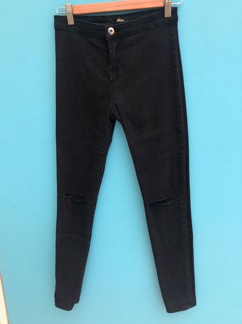 Jean taille haute noir troué aux genoux