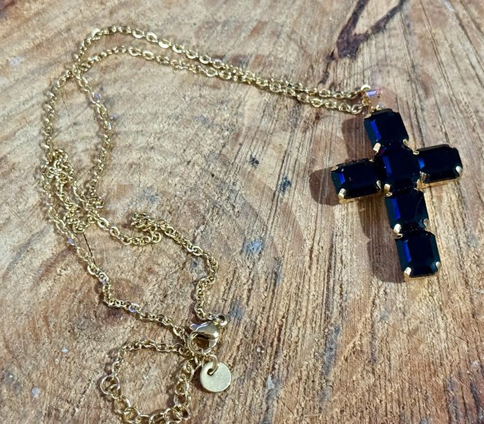 Collier réglable acier inoxydable or grosse croix pavé multi facettes noir - photo numéro 6