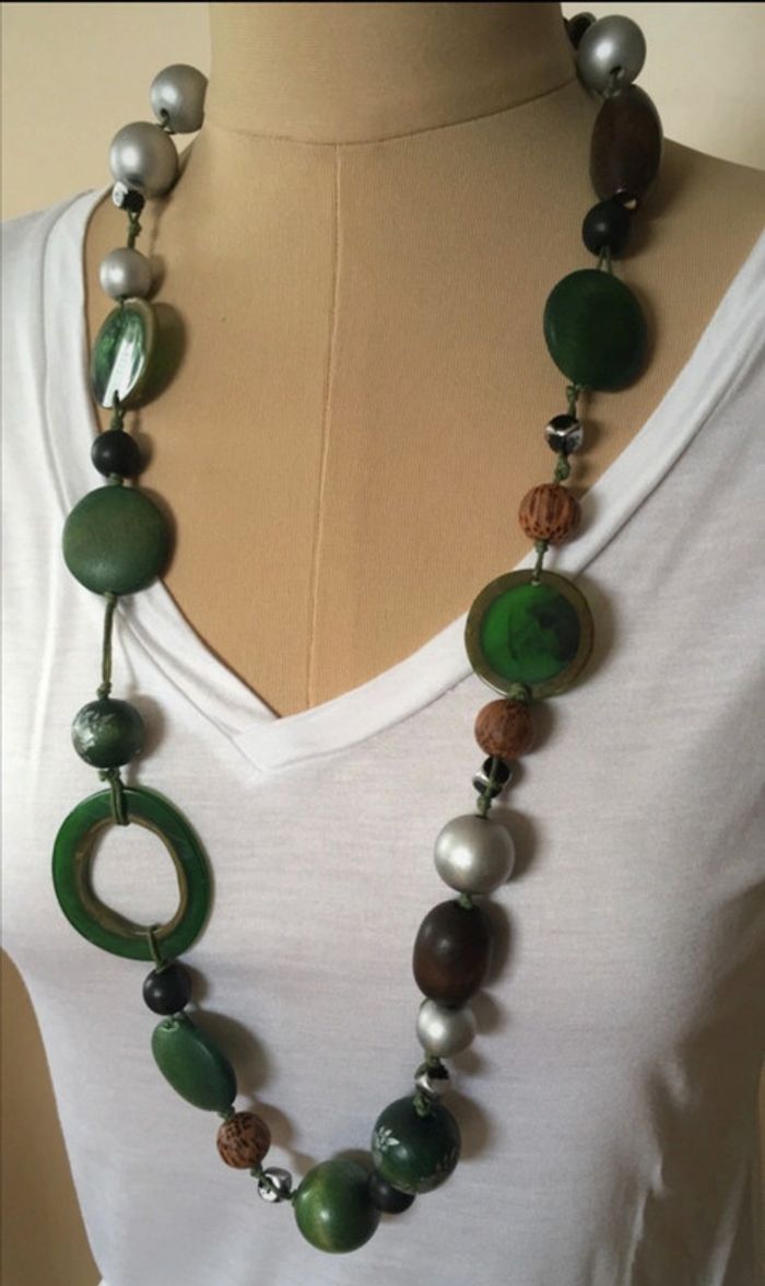 Collier long perles et boutons neuf