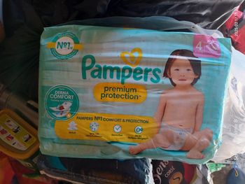 156 couches Pampers premium protection 4 packets de 39 taille 4