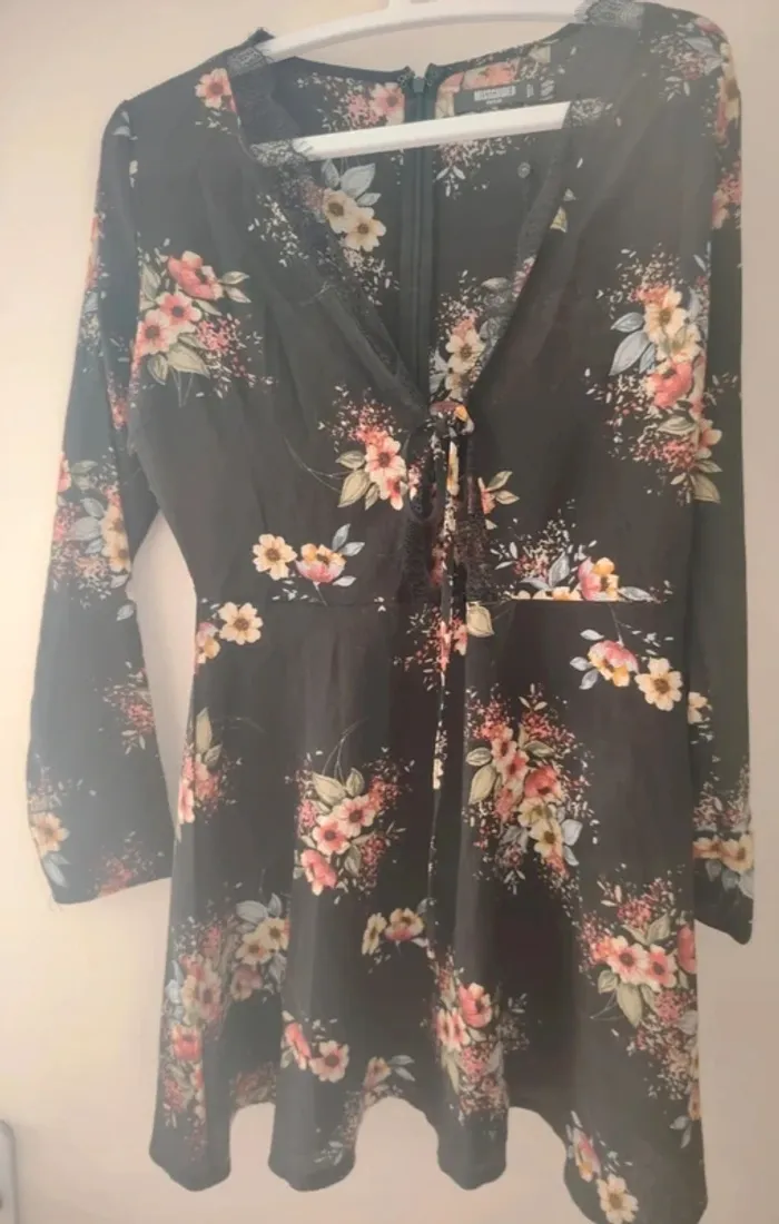 Robe légère fleurie manches longues T40 Missguided