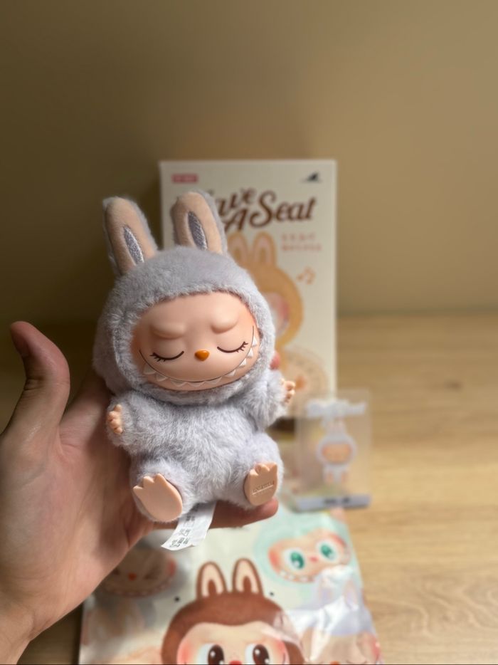 The Monsters « Zizi » Labubu Have a Seat Pop Mart