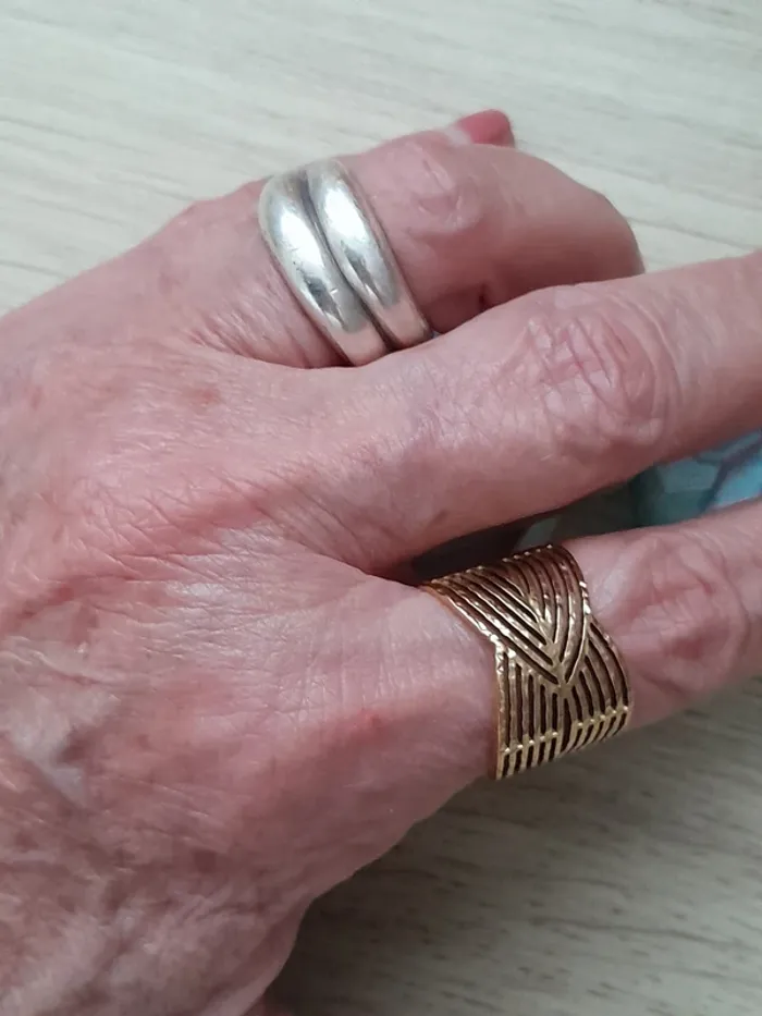 Bague, ciselée acier inoxydable,dorée, réglable, pour des doigts 54/56 style Bohème - photo numéro 3
