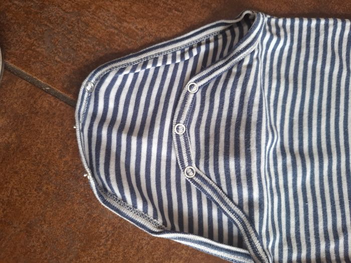 Lot bodies 6 mois - photo numéro 4