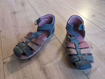 Sandale cuir Kickers pointure 26