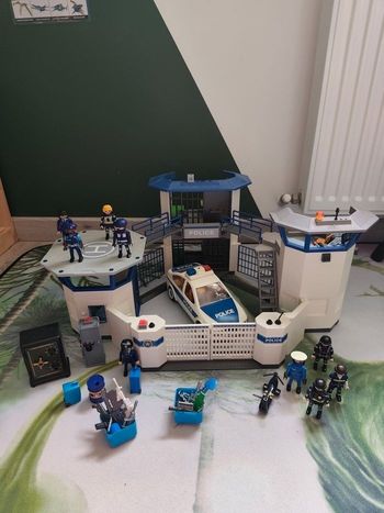 Commissariat police + camion + accessoires