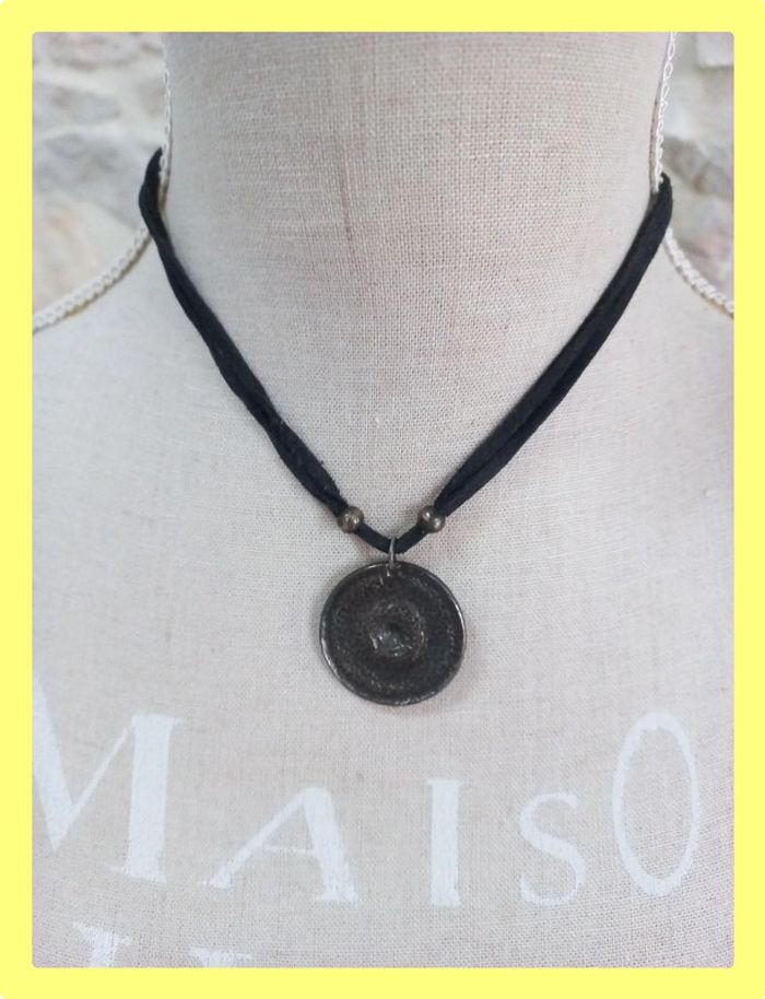 Collier noir - photo numéro 3