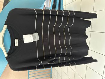 Pull léger noir avec fines rayures argentées et dorées taille 36 Marque : JDY
