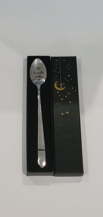 cuillere nutella killer dans sa boite