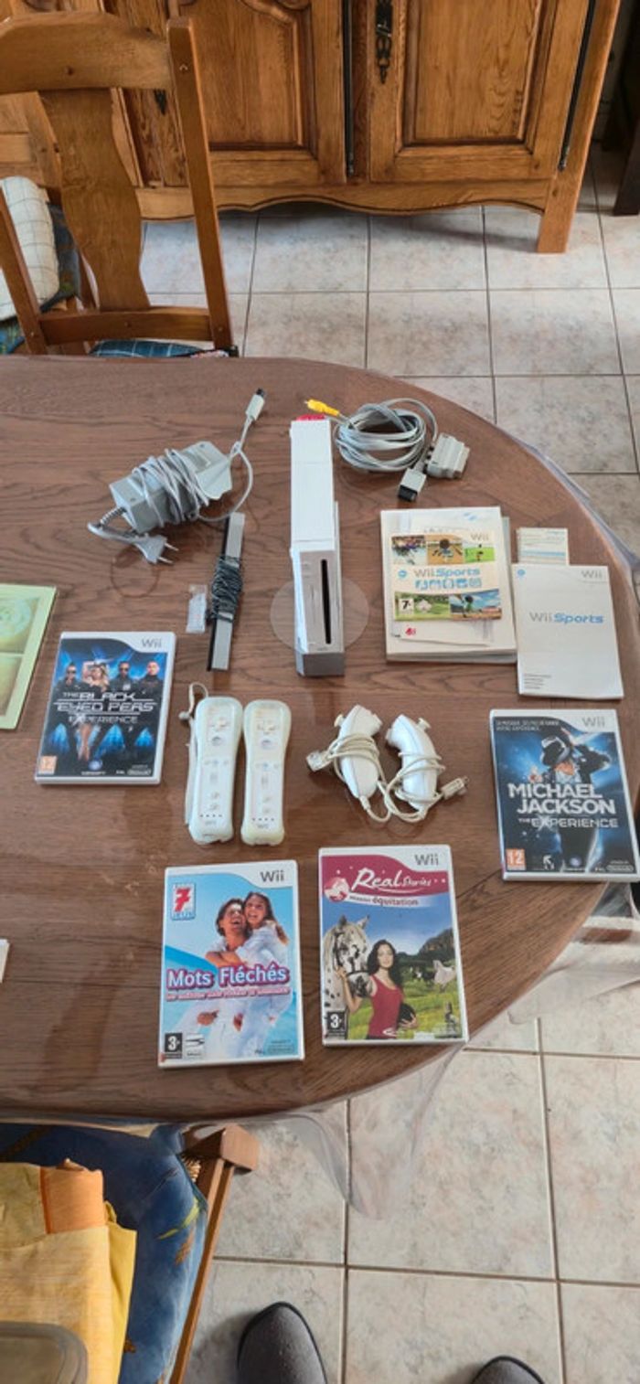 Nintendo wii 2 manettes et 4 jeux