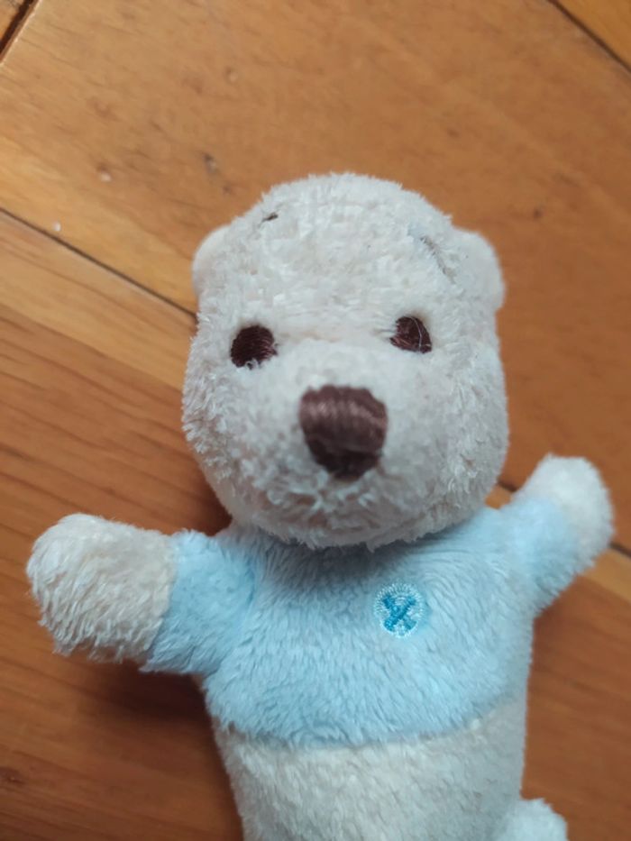 Peluche qui ressemble à un bébé Winnie l'ourson