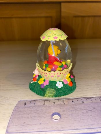 Boule à neige snow globe winnie ourson Pooh piglet porcinet œuf paques Easter