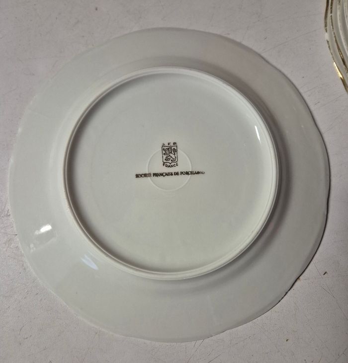 Lot 7 assiettes à dessert en porcelaine fine et dorures SFP société française de porcelaine - photo numéro 6