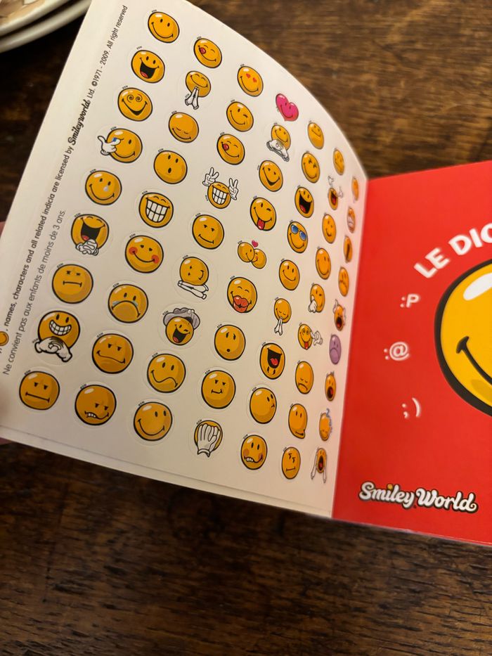 lot « Emoji - Smiley » : boîte métallique, livre et bougies - photo numéro 9