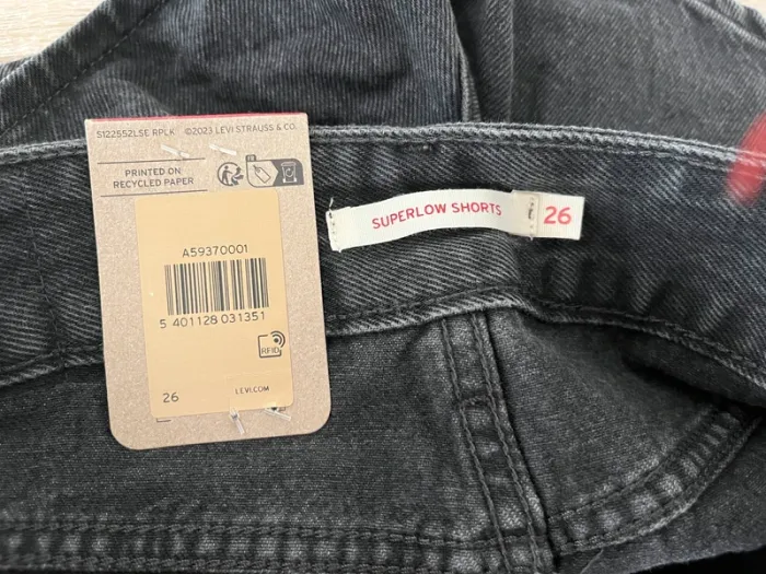 Short en jean noir Levi’s Superlow taille 26 neuf - photo numéro 3