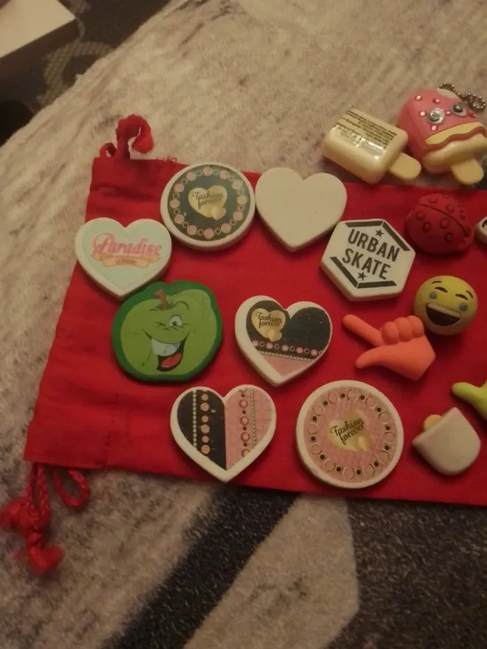 Lot de gommes et déco stylos 19 pièces