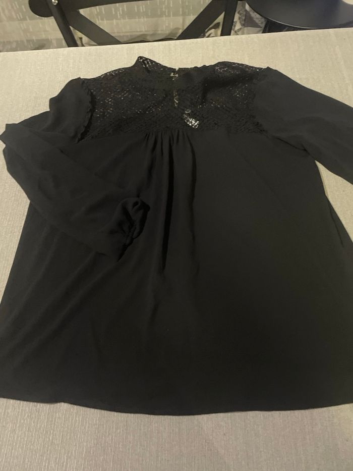 Chemisier noir   Avec broderie sur le devant