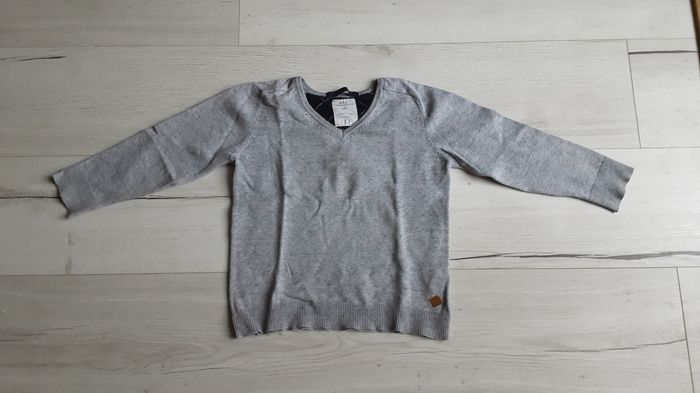 Vêtement garçon pull gris col V Zara 6 ans
