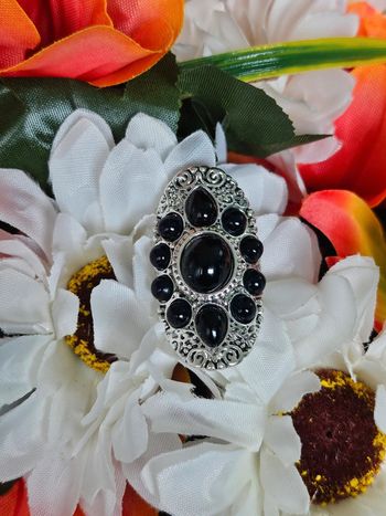 Bague texturee avec ses pierres onyx noir