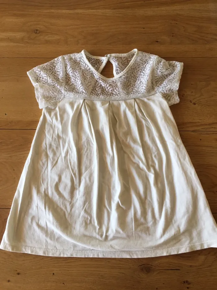 Jolie blouse avec empiècement en dentelle 8 ans